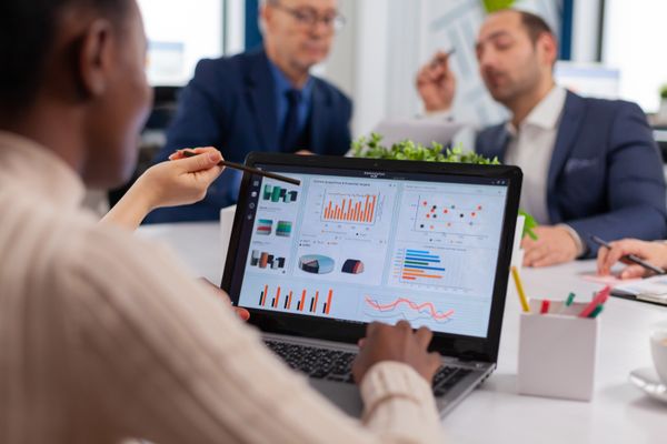 Dashboard de analítica mostrando métricas de retorno de inversión de agentes de IA desplegados en entorno empresarial