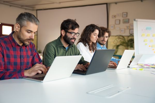 Diagrama de arquitectura agentic AI con múltiples agentes autónomos coordinando tareas de desarrollo de software