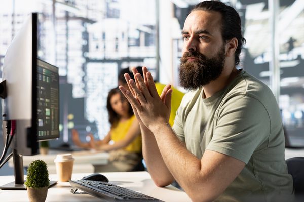 Equipo de desarrollo configurando contexto y especificaciones para agentes de IA en entorno colaborativo