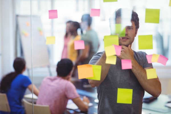 Equipo de producto analizando roadmap y frameworks de priorización en pizarra con post-its y diagramas