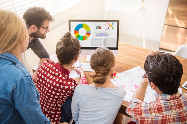 Equipo técnico analizando un sistema de IA integrado en producción con dashboards de métricas y flujos de trabajo estructurados