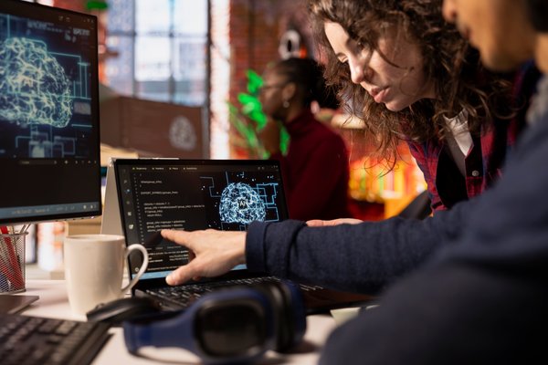 Arquitectura RAG enterprise con pipelines de datos, búsqueda vectorial y agentes inteligentes en diagrama técnico